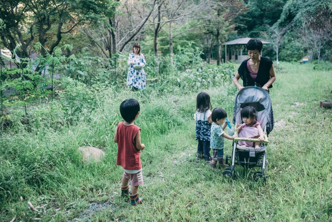 Ngôi nhà yên bình ẩn mình bên núi luôn rộn ràng tiếng cười của người chồng lấy hai vợ và có 6 đứa con ở Nhật-10