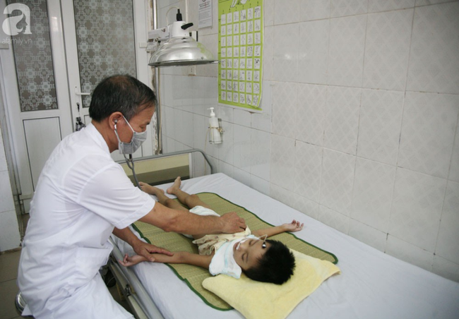 Bé gái 5 tuổi bị viêm màng não tự miễn sau cơn co giật, hơn 1 tháng không thể ngủ và liên tục la hét-9