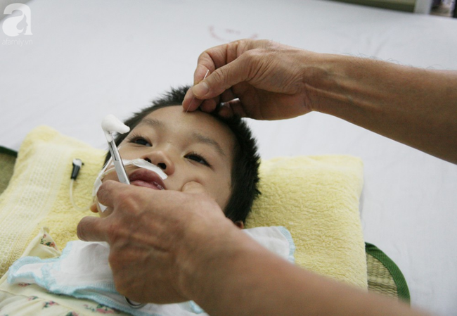 Bé gái 5 tuổi bị viêm màng não tự miễn sau cơn co giật, hơn 1 tháng không thể ngủ và liên tục la hét-10