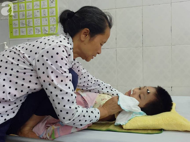 Bé gái 5 tuổi bị viêm màng não tự miễn sau cơn co giật, hơn 1 tháng không thể ngủ và liên tục la hét-11