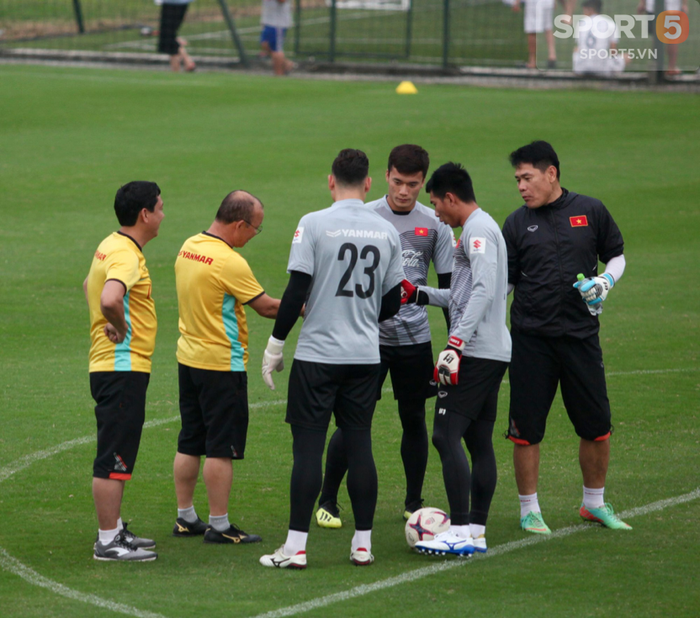 Ngày Quốc tế độc thân 11/11: Soi kỹ buổi tập của những người cô đơn nhất tuyển Việt Nam-1