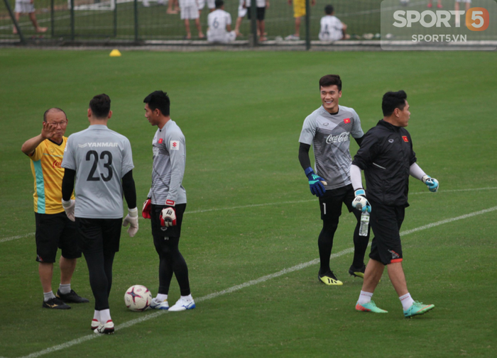 Ngày Quốc tế độc thân 11/11: Soi kỹ buổi tập của những người cô đơn nhất tuyển Việt Nam-2