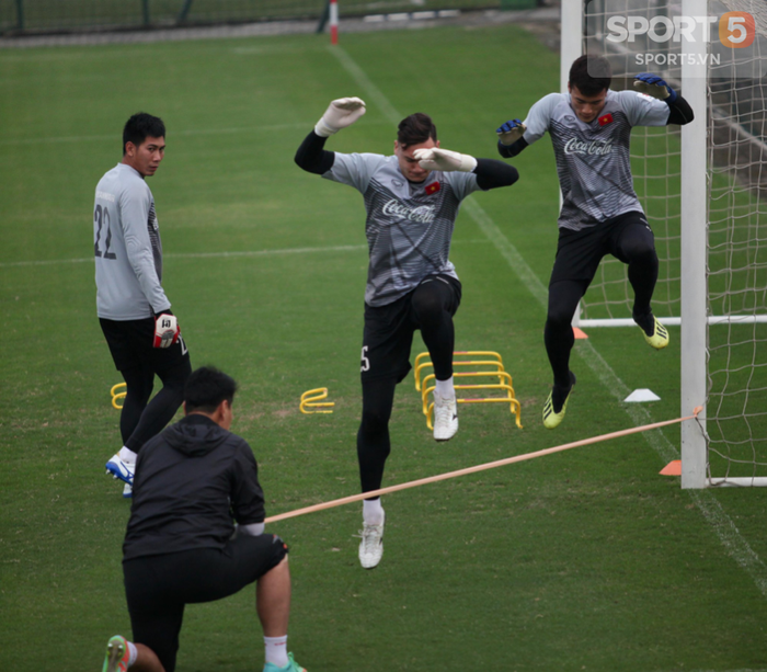 Ngày Quốc tế độc thân 11/11: Soi kỹ buổi tập của những người cô đơn nhất tuyển Việt Nam-5