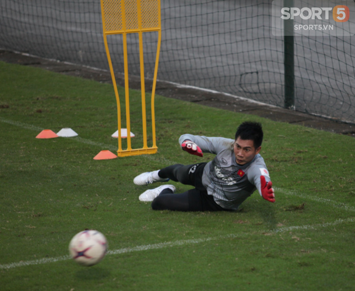 Ngày Quốc tế độc thân 11/11: Soi kỹ buổi tập của những người cô đơn nhất tuyển Việt Nam-8