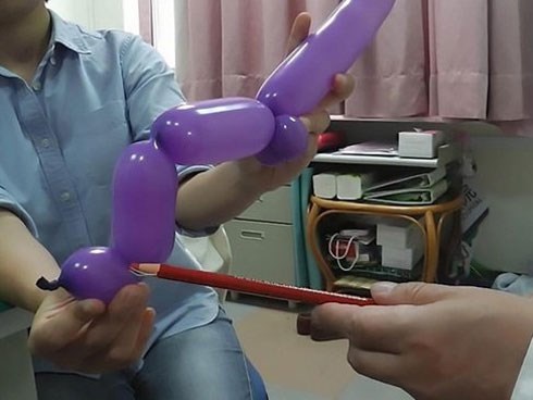 Tư thế yêu táo bạo khiến người đàn ông 62 tuổi gãy súng làm 3