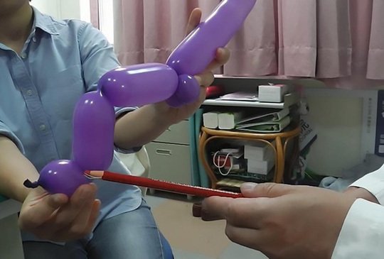 Tư thế yêu táo bạo khiến người đàn ông 62 tuổi gãy súng làm 3-1