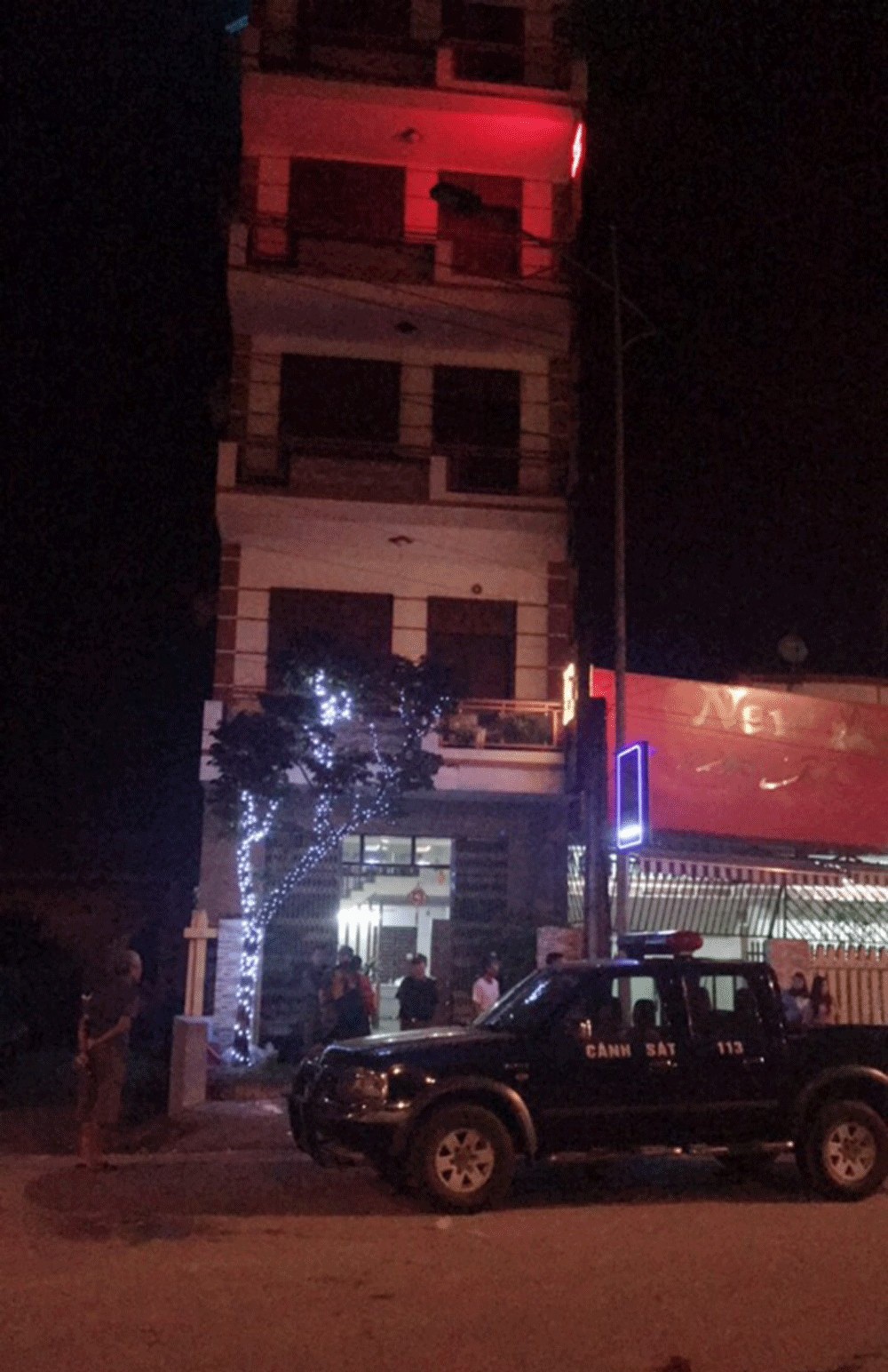 Vợ chồng chủ quán karaoke bị đâm trọng thương vì nhắc nhở khách-1