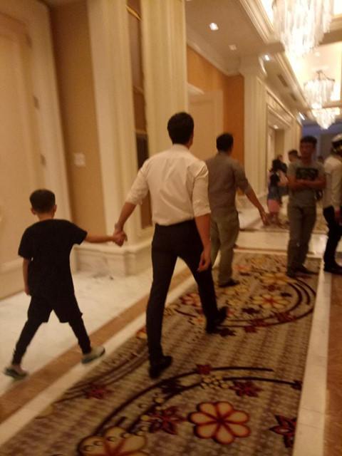 Kim Lý tận tình chăm sóc Subeo khi theo Hồ Ngọc Hà đi diễn ở Huế-4