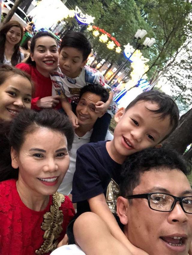 Kim Lý tận tình chăm sóc Subeo khi theo Hồ Ngọc Hà đi diễn ở Huế-6