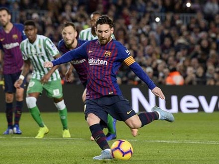 Messi trở lại sau chấn thương gãy tay và ghi 2 bàn, Barca vẫn thua tủi nhục ngay trên sân nhà