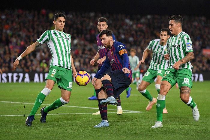 Messi trở lại sau chấn thương gãy tay và ghi 2 bàn, Barca vẫn thua tủi nhục ngay trên sân nhà-1
