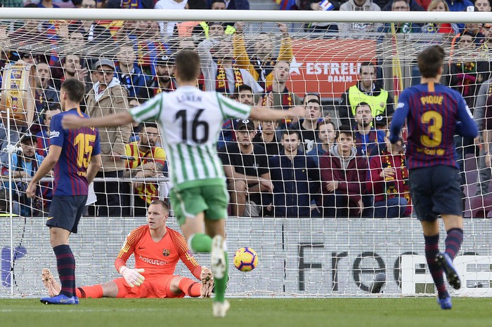 Messi trở lại sau chấn thương gãy tay và ghi 2 bàn, Barca vẫn thua tủi nhục ngay trên sân nhà-2