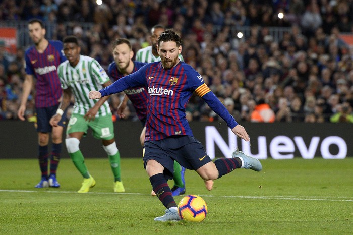 Messi trở lại sau chấn thương gãy tay và ghi 2 bàn, Barca vẫn thua tủi nhục ngay trên sân nhà-4