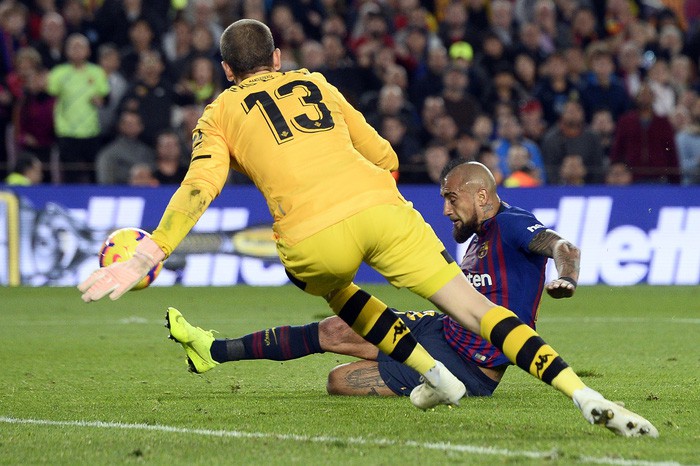 Messi trở lại sau chấn thương gãy tay và ghi 2 bàn, Barca vẫn thua tủi nhục ngay trên sân nhà-5