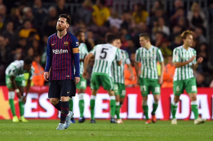 Messi trở lại sau chấn thương gãy tay và ghi 2 bàn, Barca vẫn thua tủi nhục ngay trên sân nhà-7
