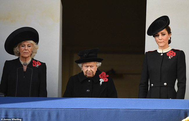 Nữ hoàng Anh gây chú ý với gương mặt vô cảm khi đứng cạnh bà Camilla và bị con dâu đụng hàng trang phục-1