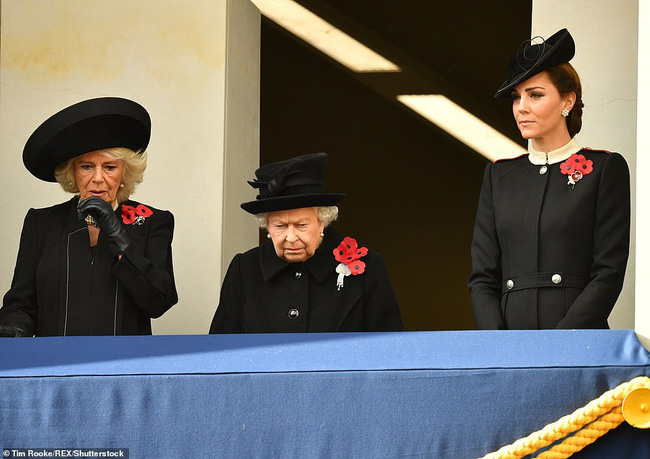 Nữ hoàng Anh gây chú ý với gương mặt vô cảm khi đứng cạnh bà Camilla và bị con dâu đụng hàng trang phục-2