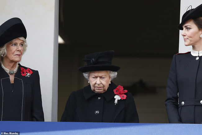 Nữ hoàng Anh gây chú ý với gương mặt vô cảm khi đứng cạnh bà Camilla và bị con dâu đụng hàng trang phục-4