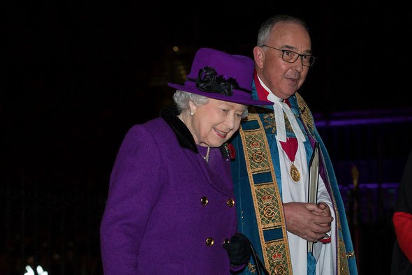 Nữ hoàng Anh gây chú ý với gương mặt vô cảm khi đứng cạnh bà Camilla và bị con dâu đụng hàng trang phục-6