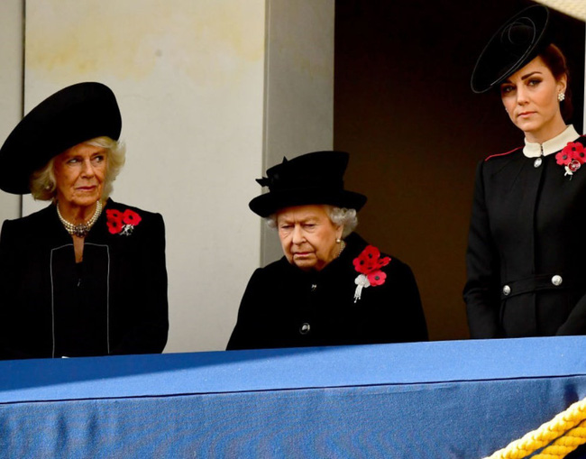 Nữ hoàng Anh gây chú ý với gương mặt vô cảm khi đứng cạnh bà Camilla và bị con dâu đụng hàng trang phục-3