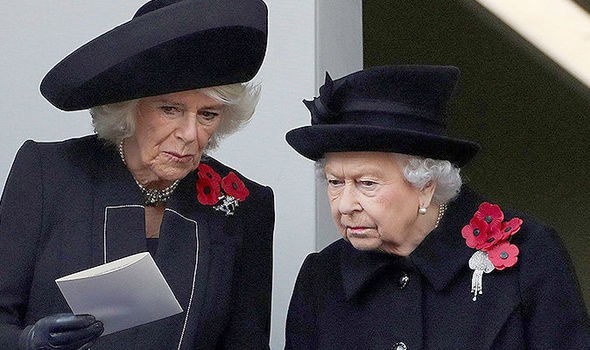 Nữ hoàng Anh gây chú ý với gương mặt vô cảm khi đứng cạnh bà Camilla và bị con dâu đụng hàng trang phục-5