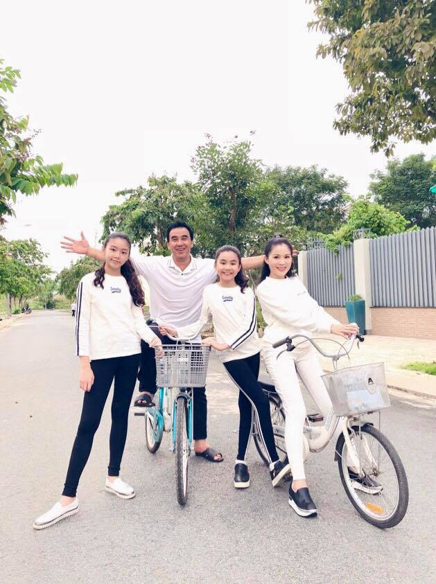 MC Quyền Linh mặc váy hoa sặc sỡ, trở thành mẫu bất đắc dĩ để con gái thỏa sức sáng tạo thời trang-4