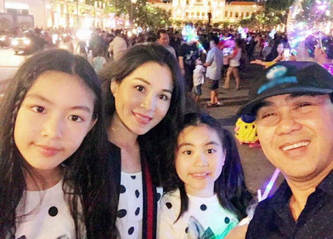 MC Quyền Linh mặc váy hoa sặc sỡ, trở thành mẫu bất đắc dĩ để con gái thỏa sức sáng tạo thời trang-5