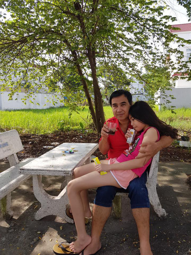 MC Quyền Linh mặc váy hoa sặc sỡ, trở thành mẫu bất đắc dĩ để con gái thỏa sức sáng tạo thời trang-6