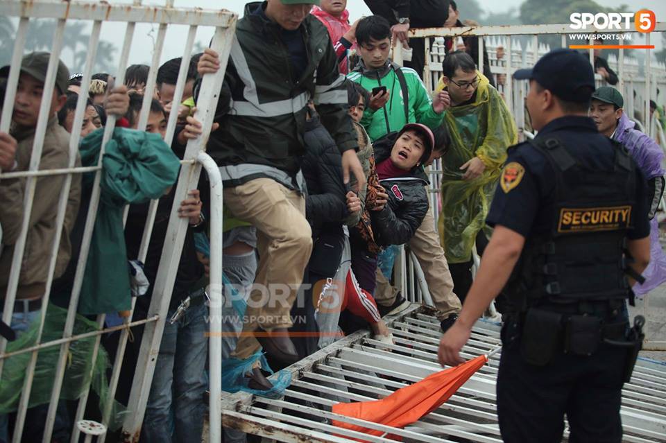 Trái ngược so với Việt Nam, khu vực bán vé trận Malaysia - Lào vắng như chùa bà đanh?-1