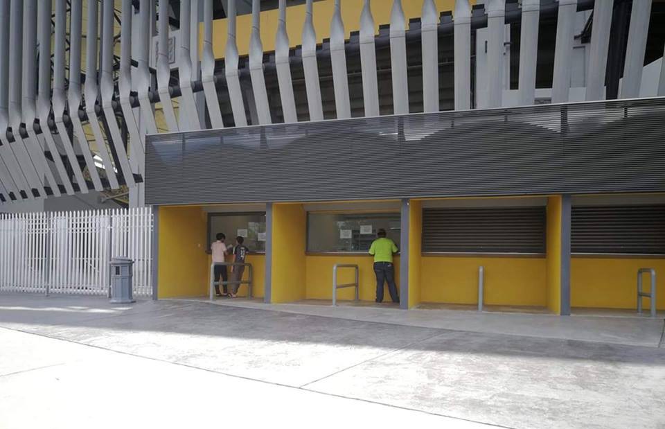 Trái ngược so với Việt Nam, khu vực bán vé trận Malaysia - Lào vắng như chùa bà đanh?-2