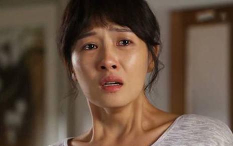 Vợ đến ngày sinh, chồng đưa đi cho tròn nghĩa vụ rồi mải bận với đồng nghiệp lả lơi-1