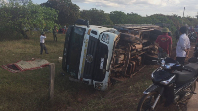 Lật xe chở trụ điện, hai người chết thảm-1