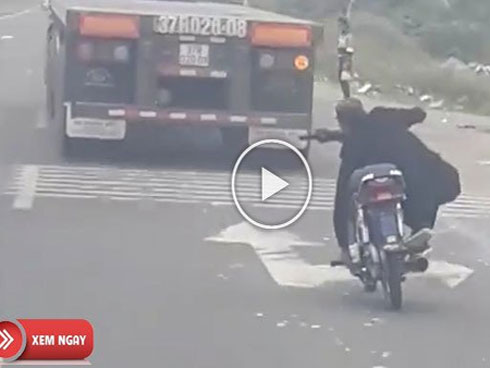 CLIP: Cận cảnh Audi Q5 lùi sâu qua giải phân cách, tông xe liên hoàn trên đường Hà Nội-1