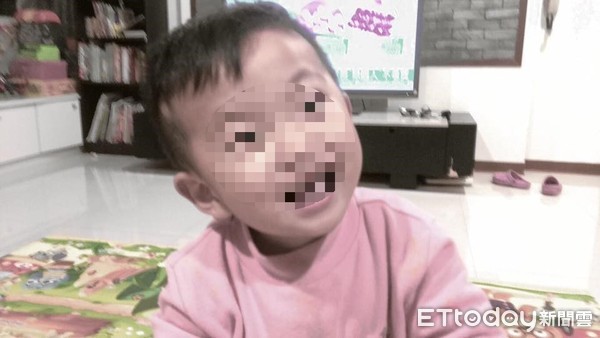 Bé trai 2 tuổi chỉ nặng 6kg bị bỏ đói đến chết trong nhà vệ sinh, bà mẹ trẻ lập tức bị bắt giữ vì sự thật gây phẫn nộ-1