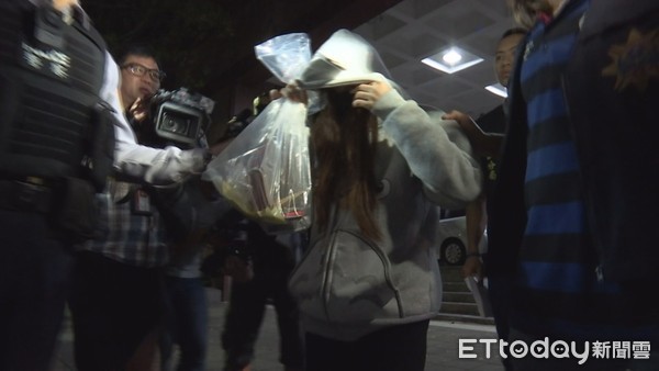 Bé trai 2 tuổi chỉ nặng 6kg bị bỏ đói đến chết trong nhà vệ sinh, bà mẹ trẻ lập tức bị bắt giữ vì sự thật gây phẫn nộ-6