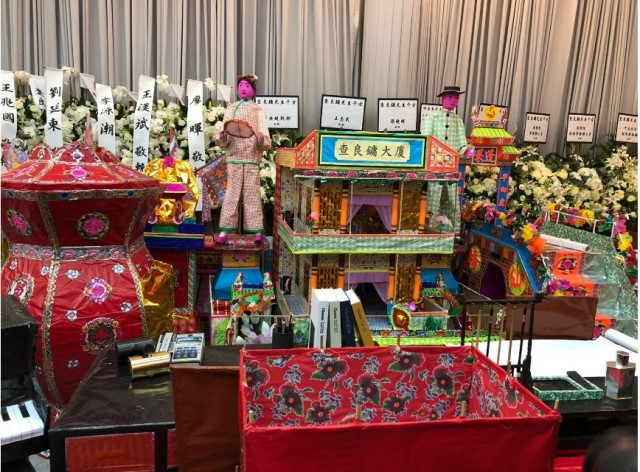 Gia đình đốt biệt thự và máy bay vàng mã trong lễ tang Kim Dung-1