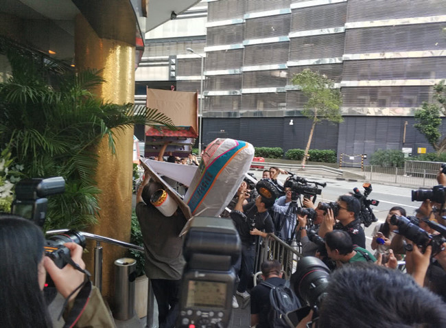 Gia đình đốt biệt thự và máy bay vàng mã trong lễ tang Kim Dung-2