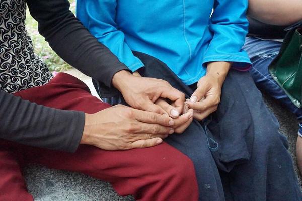 Vợ trở dạ tại nhà, chồng ra tay đỡ đẻ phát hiện cảnh tượng kinh hoàng khi bé chào đời-3