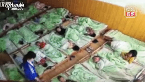 Thấy con có biểu hiện bất thường, mẹ yêu cầu xem camera an ninh ở trường mẫu giáo rồi phát hiện hành vi bạo lực đáng sợ của giáo viên-2