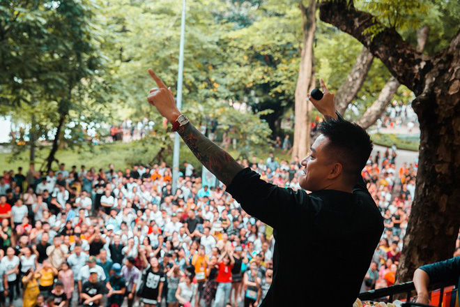 Tuấn Hưng bị tố xem thường khán giả: Có ai đi yêu 1 ca sĩ như vậy suốt 2 thập kỷ?-3