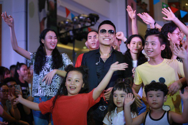 Tuấn Hưng bị tố xem thường khán giả: Có ai đi yêu 1 ca sĩ như vậy suốt 2 thập kỷ?-2