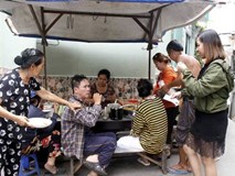 Mâm chè dì Gái nổi tiếng 'bất đắc dĩ' giá 5.000 đồng, chỉ bán trong 1 giờ Mâm chè dì Gái nổi tiếng 'bất đắc dĩ' giá 5.000 đồng, chỉ bán trong 1 giờ