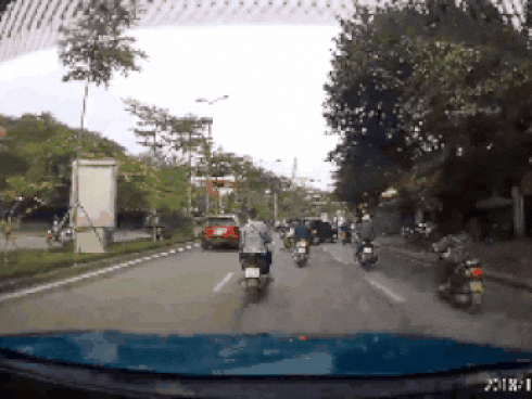 Clip: Ô tô đâm văng xe máy rồi quay đầu bỏ chạy gây phẫn nộ-1