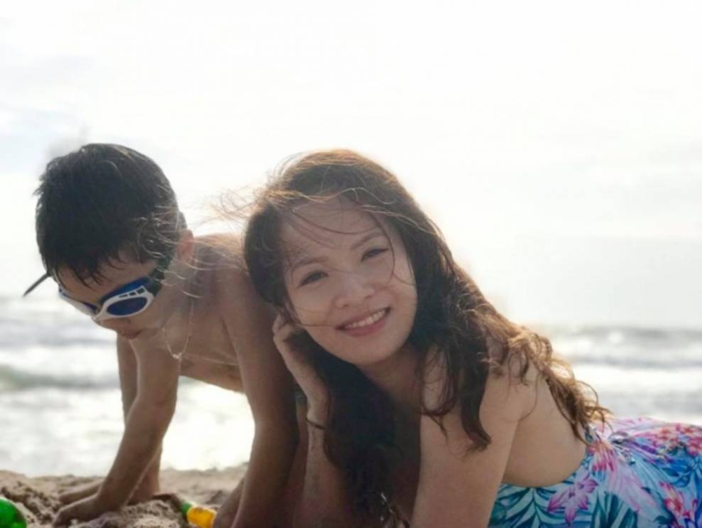 Loạt khoảnh khắc đời thường hạnh phúc của Đan Lê và gia đình trên biển-4