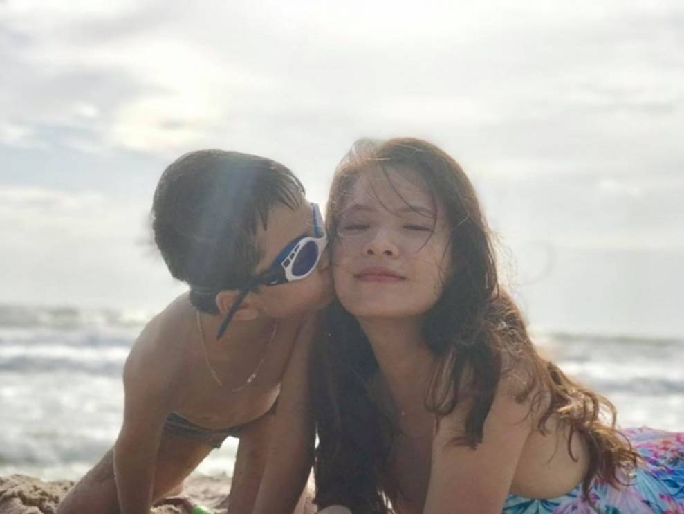 Loạt khoảnh khắc đời thường hạnh phúc của Đan Lê và gia đình trên biển-5