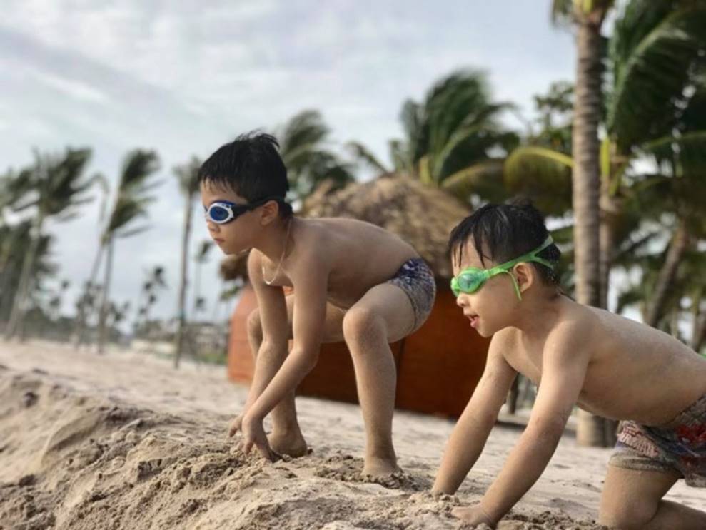 Loạt khoảnh khắc đời thường hạnh phúc của Đan Lê và gia đình trên biển-12