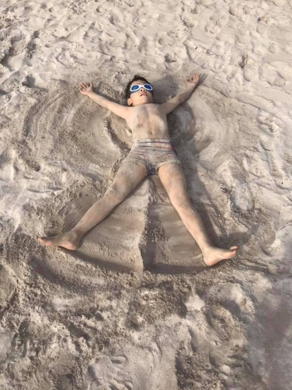 Loạt khoảnh khắc đời thường hạnh phúc của Đan Lê và gia đình trên biển-13