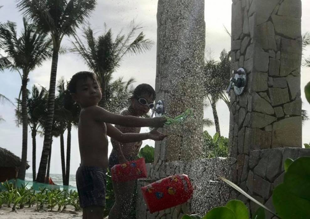 Loạt khoảnh khắc đời thường hạnh phúc của Đan Lê và gia đình trên biển-14