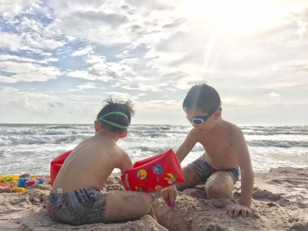 Loạt khoảnh khắc đời thường hạnh phúc của Đan Lê và gia đình trên biển-7