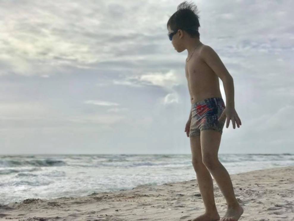 Loạt khoảnh khắc đời thường hạnh phúc của Đan Lê và gia đình trên biển-8